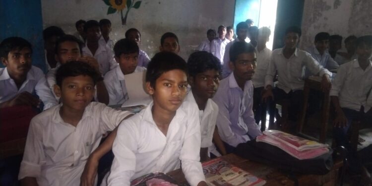 सर्वोदय मध्य विद्यालय भवन की जर्जरता पर नहीं है विभागीय पदाधिकारियों का ध्यान,सुलगता सवाल: अगर बच्चों के साथ हुआ हादसा तो जिम्मेदारी की चादर ओढ़ेगा आखिर कौन?