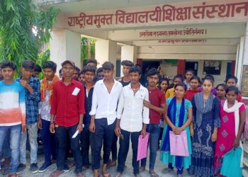 आदर्श इंटर विद्यालय पिरनगरा में नामांकन के नाम पर प्रधानाध्यापक कर रहे थे अवैध वसूली, विद्यार्थियों ने जमकर काटा बबाल