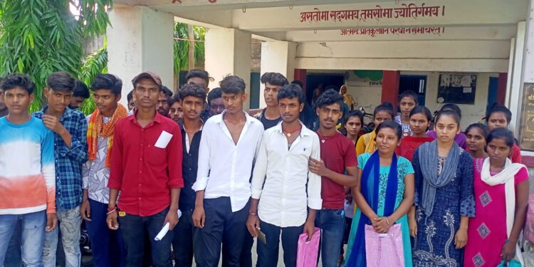 आदर्श इंटर विद्यालय पिरनगरा में नामांकन के नाम पर प्रधानाध्यापक कर रहे थे अवैध वसूली, विद्यार्थियों ने जमकर काटा बबाल