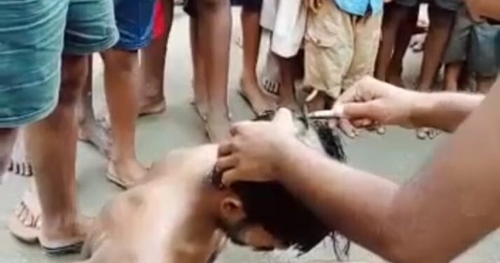 महज अवैध संबंध के शक में महिला और युवक को खूंटे से बांधकर जमकर पीटा,सिर मुंड़कर सरेआम घुमाया,उठ रहे सवाल: मानवता आखिर कब तक होता रहेगा तार तार!!