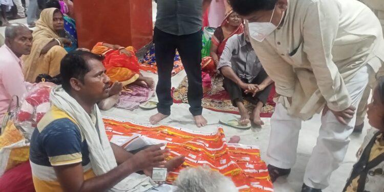 कलम के योद्धा कहे जाने वाले जुझारु पत्रकार सुमलेश कुमार यादव का पटना के एक निजी अस्पताल में चल रहा है इलाज,हाल-चाल जानने पहुंचे सदर विधायक छत्रपति यादव,कहा-डीएम से मिलकर आर्थिक मदद को ले किया जाएगा विचार-विमर्श