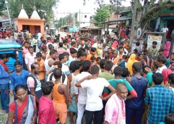 बग्घमारा बहियार स्थित कब्जे की जमीन देखने गए महादलित को पीट-पीटकर अधमरा करने के बाद मार दी गोली,मौत से नाराज ग्रामीणों ने सड़क किया जाम