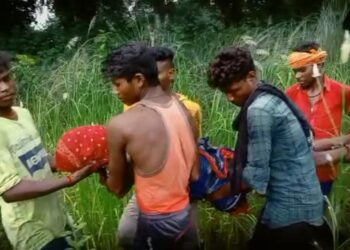 गया था पत्नी और ससुर को खाना पहुंचाने खेत,वज्रपात ने छिन ली जिंदगी,झुलसा ससुर इलाजरत