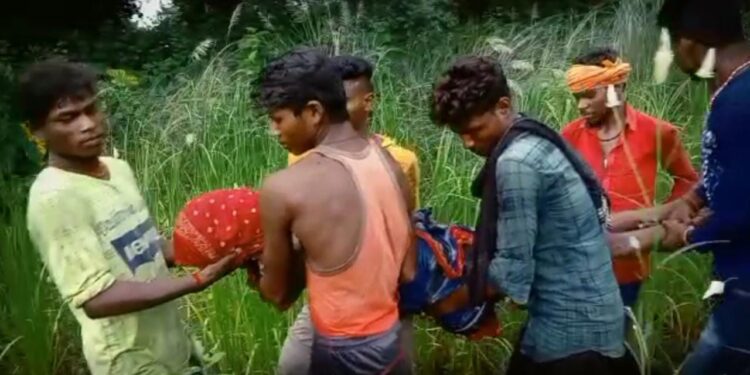 गया था पत्नी और ससुर को खाना पहुंचाने खेत,वज्रपात ने छिन ली जिंदगी,झुलसा ससुर इलाजरत