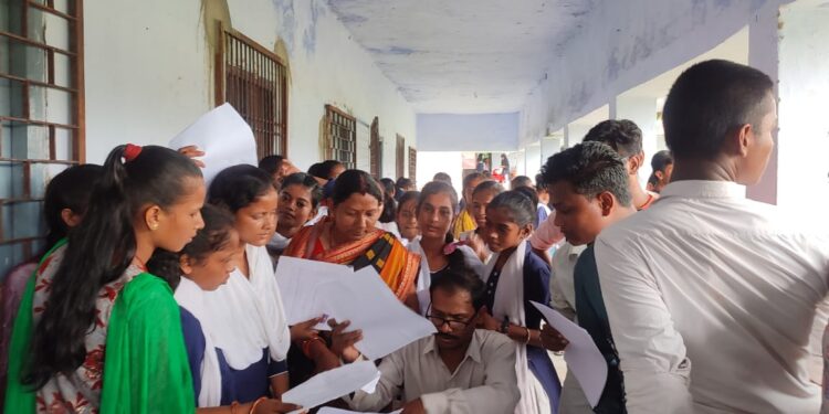 सरकारी निर्देश के बावजूद आखिर कब तक फार्म भरने के नाम पर होती रहेगी अवैध वसूली!!