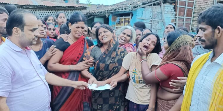 कलश स्थापना के लिए गंगा में जल भरने गई माँ बच्चों को गंगा में गंवाकर लौटी,तो घास लेने बहियार गया दो सगा भाई सो गया मौत की नींद,सोमवार को लगातार होती रही घटनाओं ने खुशियों को मातम में बदला
