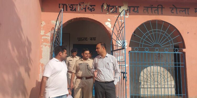 स्वच्छ,निष्पक्ष एवं भयमुक्त वातावरण में शांतिपूर्ण चुनाव कराना प्राथमिकता:डॉक्टर आलोक रंजन घोष,नगर पालिका चुनाव के निमित्त बनाए गए विभिन्न मतदान केंद्रों का डीएम-एसपी ने किया निरीक्षण