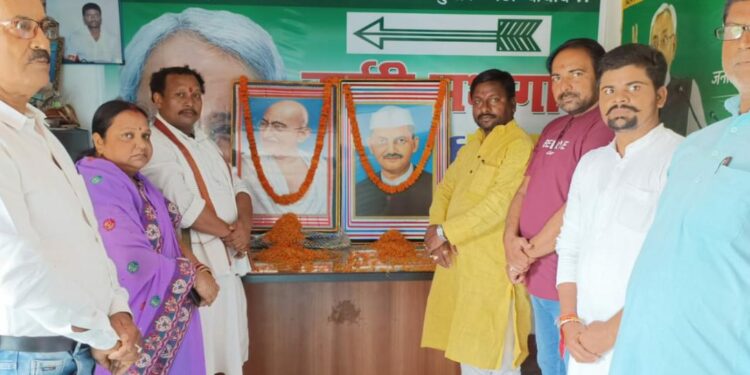 बापू और शास्त्री जी के पदचिन्हों पर चलकर ही आदर्श समाज तथा विकसित राष्ट्र का सपना किया जा सकता साकार:बबलू कुमार मंडल