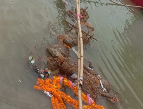 खगड़िया में मूर्ति विसर्जन के दौरान श्रद्धालु और पुलिस के बीच झडप, पुलिस द्वारा लाठी चार्ज और प्रतिमा विखंडित कर प्रवाहित करने के विरोध में राजेन्द्र चौक जाम