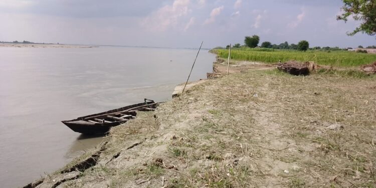 जलस्तर कम होने के बाद भी आंखें तरेर रही कोसी नदी,डरे-सहमे लोगों ने कटाव निरोधात्मक कार्य कराने की प्रशासन से लगाई गुहार