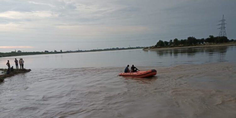 एक-दूसरे को बचाने के प्रयास में बागमती नदी में समा चुकी दो सगी बहनों का तीसरे दिन भी नहीं मिल सका सुराग,डीएम डॉ आलोक रंजन घोष के निर्देश पर नदी को खंगालती रही एसडीआरएफ की टीम