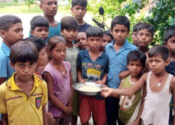 मध्याह्न भोजन में मिले कीड़े, बीइओ ने नहीं सुनी बच्चों की फरियाद,तो थानेदार से शिकायत करने पहुंचे छात्र, मामला चौथम का
