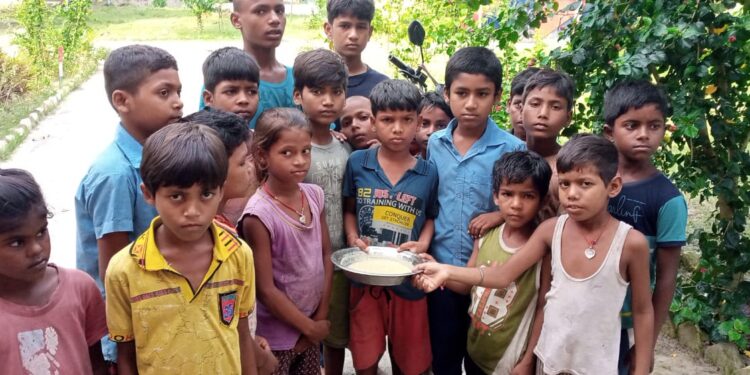 मध्याह्न भोजन में मिले कीड़े, बीइओ ने नहीं सुनी बच्चों की फरियाद,तो थानेदार से शिकायत करने पहुंचे छात्र, मामला चौथम का