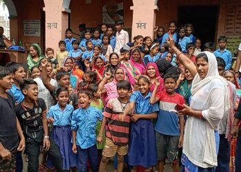 शिक्षक ने पढ़ाई के दौरान छात्राओं से की गंदी-गंदी बातें, आक्रोशित छात्राओं और अभिभावकों ने किया जमकर हंगामा