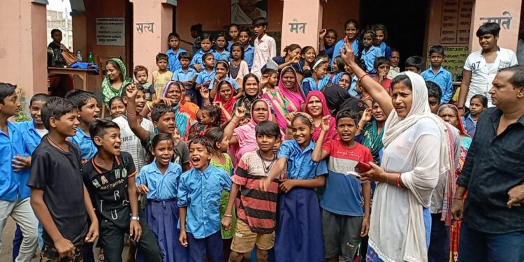 शिक्षक ने पढ़ाई के दौरान छात्राओं से की गंदी-गंदी बातें, आक्रोशित छात्राओं और अभिभावकों ने किया जमकर हंगामा