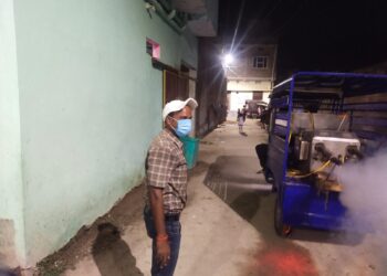 निर्वतमान वार्ड पार्षद रणवीर ने आखिर क्यों कहा कि,लोगों के पूरी तरह जागरुक हुए बगैर डेंगू पर पूरी तरह ब्रेक लगाना थोड़ा मुश्किल!बचाव को ले जिला प्रशासन चौकस, जगह-जगह हो रहा फॉगिंग,चूना छिड़काव और ब्लीचिंग