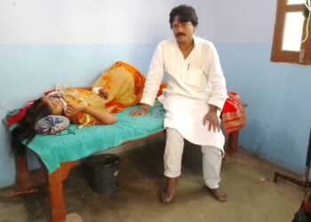 खाना बनाने के दौरान नवविवाहिता के शरीर पर उबलता दाल गिरने से महिला गंभीर रुप से झुलसी,डॉक्टर ने किया रेफर,लेकिन आर्थिक तंगी बनी बाधक