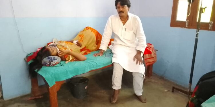 खाना बनाने के दौरान नवविवाहिता के शरीर पर उबलता दाल गिरने से महिला गंभीर रुप से झुलसी,डॉक्टर ने किया रेफर,लेकिन आर्थिक तंगी बनी बाधक