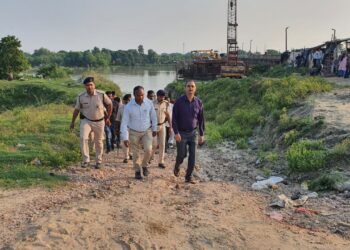 डीएम-एसपी ने विभिन्न छठ घाटों का निरीक्षण करते हुए आवश्यक दिशा-निर्देश किया जारी,कहा-नदियों के जलस्तर में नहीं आयी कमी,तो होगी वैकल्पिक व्यवस्था