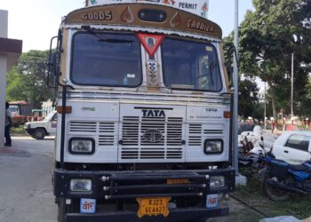 ट्रक पर आलू और भूसे के ढ़ेर में छिपाकर तस्करी के लिए ले जा रही थी 50 लाख से अधिक की विदेशी शराब और बीयर,जब्त करते हुए चालक को गिरफ्तार कर सरगना तक पहुंचने की कोशिश में जुटी पुलिस
