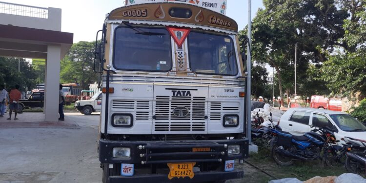 ट्रक पर आलू और भूसे के ढ़ेर में छिपाकर तस्करी के लिए ले जा रही थी 50 लाख से अधिक की विदेशी शराब और बीयर,जब्त करते हुए चालक को गिरफ्तार कर सरगना तक पहुंचने की कोशिश में जुटी पुलिस