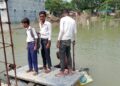 सीओ साहब!बाढ़ प्रभावित क्षेत्र में नाव की उपलब्धता नहीं कराए जाने के कारण छोटे-छोटे बच्चे ट्यूब के सहारे स्कूल जाने को हैं मजबूर, अगर कोई हुआ हादसा,तो जिम्मेवारी लेगा आखिर कौन!