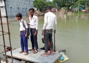 सीओ साहब!बाढ़ प्रभावित क्षेत्र में नाव की उपलब्धता नहीं कराए जाने के कारण छोटे-छोटे बच्चे ट्यूब के सहारे स्कूल जाने को हैं मजबूर, अगर कोई हुआ हादसा,तो जिम्मेवारी लेगा आखिर कौन!