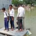 सीओ साहब!बाढ़ प्रभावित क्षेत्र में नाव की उपलब्धता नहीं कराए जाने के कारण छोटे-छोटे बच्चे ट्यूब के सहारे स्कूल जाने को हैं मजबूर, अगर कोई हुआ हादसा,तो जिम्मेवारी लेगा आखिर कौन!
