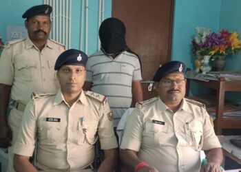 इनामी अपराधी रविन्द्र दास धराया,हत्या मामले में फरार चल रहे अपराधी को कैथी गांव से पसराहा पुलिस ने दबोचा,एक अन्य की तलाश जारी