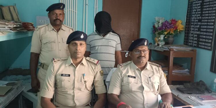 इनामी अपराधी रविन्द्र दास धराया,हत्या मामले में फरार चल रहे अपराधी को कैथी गांव से पसराहा पुलिस ने दबोचा,एक अन्य की तलाश जारी