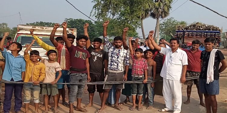 चार दिनों से विद्युत आपूर्ति ठप रहने से नाराज ग्रामीणों ने सड़क किया जाम,कनीय अभियंता के आश्वासन बाद जाम हटाया