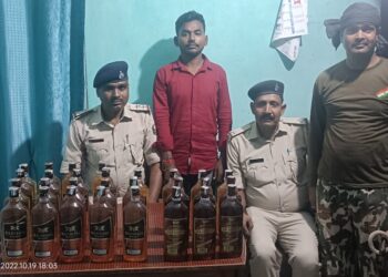 अभी-अभी बेगूसराय के लखमिनियां का शराब कारोबारी 28बोतल विदेशी शराब के साथ खगड़िया के कंठारी में धराया