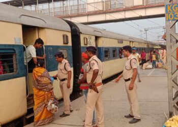 दीपावली और छठ पूजा को लेकर स्टेशन के साथ-साथ ट्रेनों में बढ़ी सुरक्षा, आरपीएफ इंस्पेक्टर अरविंद कुमार राम के नेतृत्व में चलाया गया चेकिंग और जागरुकता अभियान