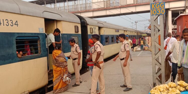 दीपावली और छठ पूजा को लेकर स्टेशन के साथ-साथ ट्रेनों में बढ़ी सुरक्षा, आरपीएफ इंस्पेक्टर अरविंद कुमार राम के नेतृत्व में चलाया गया चेकिंग और जागरुकता अभियान