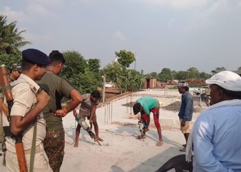 हत्यारोपियों के घर चला पुलिस प्रशासन का हथौड़ा और हॉमर,सम्पत्ति हुई कुर्क,महज 4 इंच जमीन के लिए हुई थी इंदिरा देवी की हत्या