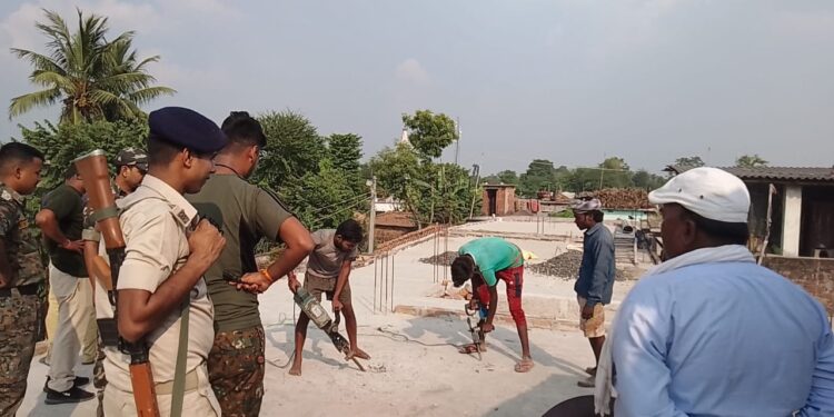 हत्यारोपियों के घर चला पुलिस प्रशासन का हथौड़ा और हॉमर,सम्पत्ति हुई कुर्क,महज 4 इंच जमीन के लिए हुई थी इंदिरा देवी की हत्या