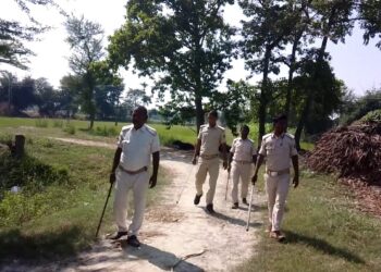 कुर्की जब्ती से नाराज हत्यारोपी द्वारा मौत की शिकार हो चुकी इंदिरा देवी के परिजनों को गोली मारने की कोशिश,पुलिस चौकस