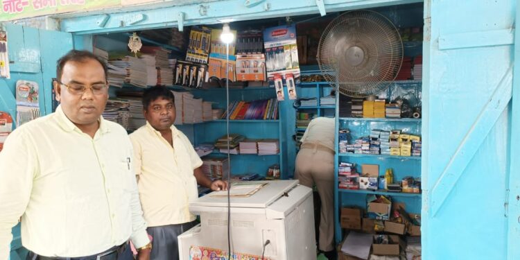 अगर आप अपने आपको बालिग से नाबालिग घोषित कराना चाहते हैं तो चले आइए गोगरी के रजिस्ट्री चौक, फर्जी जन्म पत्र बनाने का कारोबार चरम पर, रेफरल अस्पताल के डाटा ऑपरेटर सहित दो दुकानदारों की संलिप्तता आई सामने