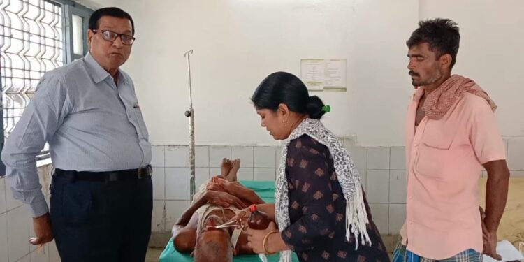 दीपोत्सव के बीच दबंगों ने एक शख्स को पीट-पीटकर किया बुरी तरह जख्मी, गायब लकड़ी की खोज में घटना को दिया अंजाम, रेफर