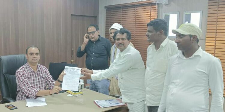 अन्याय का शिकार हो रहे वेतन भत्ता से लालायित पंच सरपंच के मुंह से निकलने लगा है कि,’घर में नै छै राशन हो नीतीश जी,केना चलतो तोर सुशासन हो नीतीश जी’