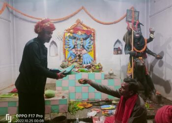 …और आरती के समय घंटा बजते ही दो पैरों पर खड़े होकर एक सुर में रोने की आवाज निकालने लगते हैं भैरव,तंत्र साधना के लिए विख्यात है योगिराज डॉ रामनाथ अघोरी बाबा आश्रम