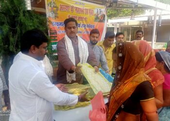 महापर्व छठ के अवसर पर छठ व्रतियों के बीच साड़ी वितरित,दंड देने वाले पुरुषों के बीच धोती का हुआ वितरण,पूर्व उप नगर सभापति राजकुमार फोगला ने कहा-साड़ी और धोती वितरण कर मिलती है आत्मसंतुष्टि,मन रहता है गदगद