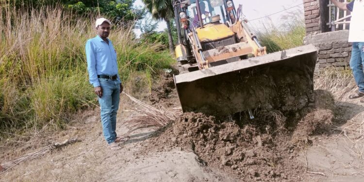 गंगा और गंडक द्वारा बरसाया जाने लगा है रहम, जलस्तर में कमी आते ही विभिन्न छठ घाटों को दुरुस्त किए जाने की तैयारियां चरम पर,निर्वतमान वार्ड पार्षद रणवीर ने कहा-समय है कम,लेकिन होगी मुकम्मल व्यवस्था