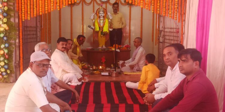 कायस्थ समाज के लोगों ने पूरे भक्तिभाव से की श्री चित्रगुप्त भगवान की पूजा- अर्चना,चित्रांश मिलन समारोह का हुआ आयोजन