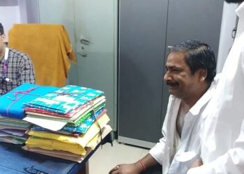 एसबीआई की मानसी शाखा आखिर क्यों बना अखाड़ा!कैशियर को पीट-पीटकर बुरी तरह जख्मी करने वाले गार्ड ने कहा-उनके विरुद्ध क्या होगा!बहुत से बहुत निलंबन या उनका यहां से तबादला