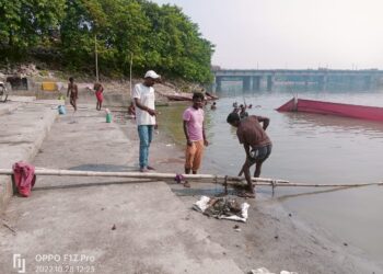 गंडक का जलस्तर घटने के बाद बदलने लगी है विभिन्न छठ घाटों की सूरत,निर्वतमान वार्ड पार्षद रणवीर ने कहा-दीपावली के बाद नदी किनारे विर्सजित कर दी गई शीशे लगी गणेश व लक्ष्मी जी की तस्वीरें,हो रही साफ-सफाई