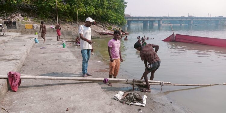 गंडक का जलस्तर घटने के बाद बदलने लगी है विभिन्न छठ घाटों की सूरत,निर्वतमान वार्ड पार्षद रणवीर ने कहा-दीपावली के बाद नदी किनारे विर्सजित कर दी गई शीशे लगी गणेश व लक्ष्मी जी की तस्वीरें,हो रही साफ-सफाई