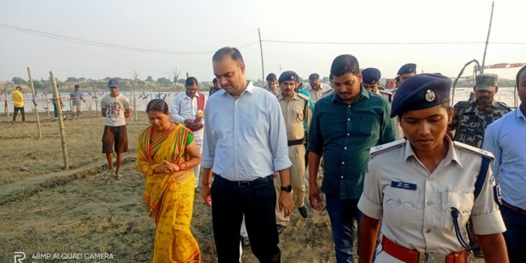 सीढ़ी घाट प्रतिबंधित घाट घोषित,डीएम सहित अन्य पदाधिकारियों ने लिया जायजा,निर्वतमान वार्ड पार्षद हेमा भारती ने कहा- अन्य घाटों की व्यवस्था देख लोगों ने की संतुष्टि जाहिर