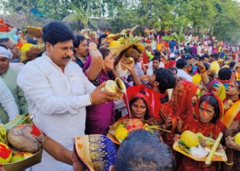 योगिराज डॉ रामनाथ अघोरी बाबा छठ घाट पर अर्घ्य देने के लिए सबसे अधिक जुटी श्रद्धालुओं की भीड़,पूर्व नगर सभापति मनोहर यादव ने भी परिजनों सहित दिया अस्ताचलगामी भगवान सूर्य को अर्घ्य