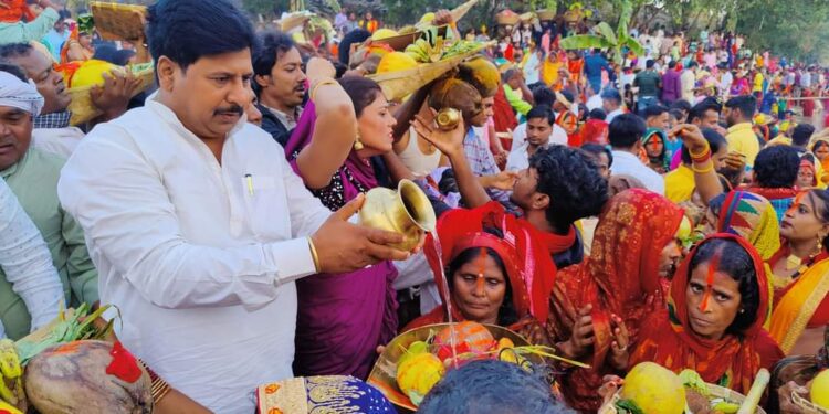 योगिराज डॉ रामनाथ अघोरी बाबा छठ घाट पर अर्घ्य देने के लिए सबसे अधिक जुटी श्रद्धालुओं की भीड़,पूर्व नगर सभापति मनोहर यादव ने भी परिजनों सहित दिया अस्ताचलगामी भगवान सूर्य को अर्घ्य